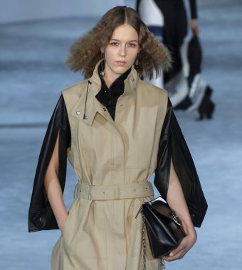 New York, New York - 11 Şubat 2019: Augusta Valentine 3.1 Phillip Lim sonbahar kış 2019 defile pist yürür