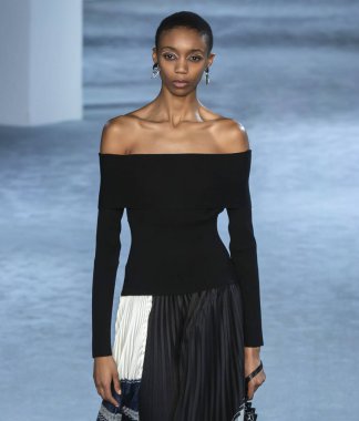 New York, New York - 11 Şubat 2019: Hannah Shakespeare 3.1 Phillip Lim sonbahar kış 2019 defile pist yürür