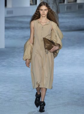 New York, New York - 11 Şubat 2019: Masha Alexeeva 3.1 Phillip Lim sonbahar kış 2019 defile pist yürür