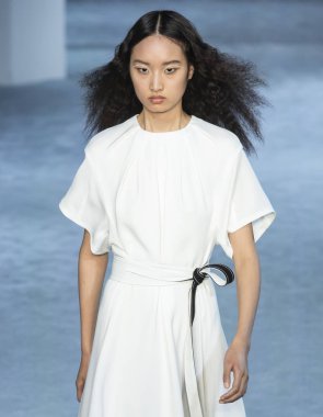 New York, New York - 11 Şubat 2019: Wang Han 3.1 Phillip Lim sonbahar kış 2019 defile pist yürür