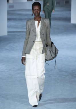New York, New York - 11 Şubat 2019: Fatou Jobe 3.1 Phillip Lim sonbahar kış 2019 defile pist yürür