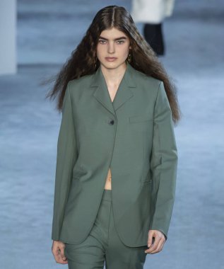 New York, New York - 11 Şubat 2019: Skylar Tartz 3.1 Phillip Lim sonbahar kış 2019 defile pist yürür