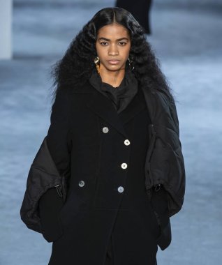 New York, New York - 11 Şubat 2019: Jerudys Santana 3.1 Phillip Lim sonbahar kış 2019 defile pist yürür