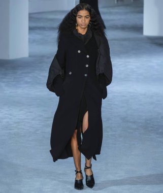 New York, New York - 11 Şubat 2019: Jerudys Santana 3.1 Phillip Lim sonbahar kış 2019 defile pist yürür