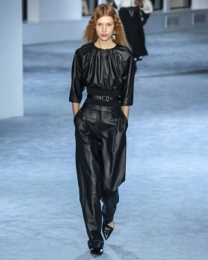New York, New York - 11 Şubat 2019: Yeva Podurian 3.1 Phillip Lim sonbahar kış 2019 defile pist yürür