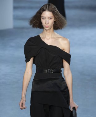 New York, New York - 11 Şubat 2019: Sasha Knysh 3.1 Phillip Lim sonbahar kış 2019 defile pist yürür