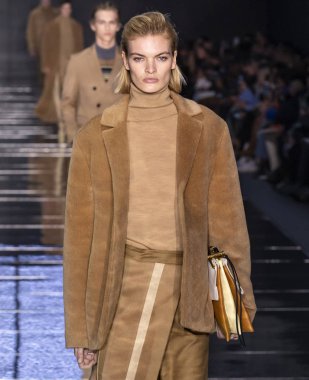 New York, New York - 13 Şubat 2019: Juliane Gruner patron sonbahar kış 2019 defile pist yürür