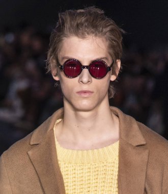 New York, New York - 13 Şubat 2019: manken patron sonbahar kış 2019 defile pist yürür