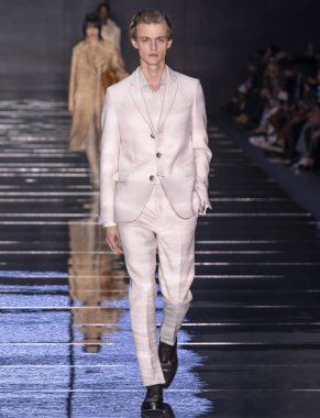 New York, New York - 13 Şubat 2019: manken patron sonbahar kış 2019 defile pist yürür