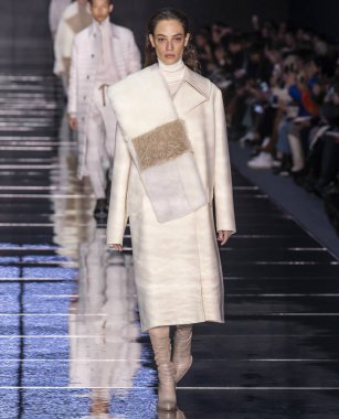 New York, New York - 13 Şubat 2019: manken patron sonbahar kış 2019 defile pist yürür