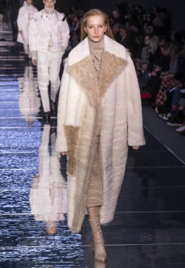 New York, New York - 13 Şubat 2019: manken patron sonbahar kış 2019 defile pist yürür