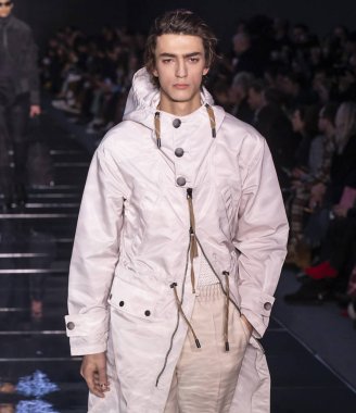 New York, New York - 13 Şubat 2019: manken patron sonbahar kış 2019 defile pist yürür