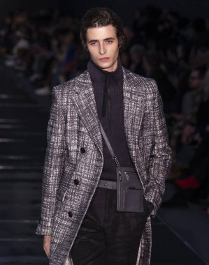 New York, New York - 13 Şubat 2019: manken patron sonbahar kış 2019 defile pist yürür