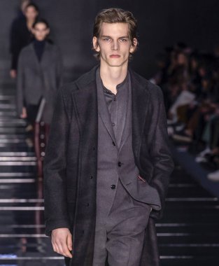 New York, New York - 13 Şubat 2019: manken patron sonbahar kış 2019 defile pist yürür