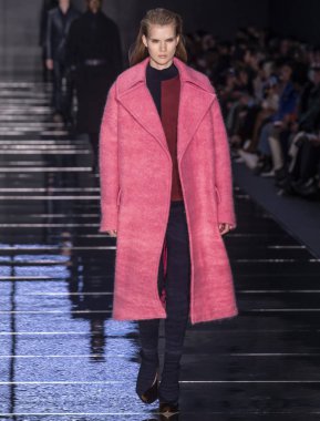 New York, New York - 13 Şubat 2019: manken patron sonbahar kış 2019 defile pist yürür