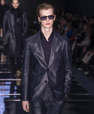 New York, New York - 13 Şubat 2019: manken patron sonbahar kış 2019 defile pist yürür