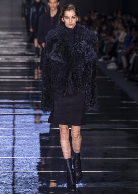 New York, New York - 13 Şubat 2019: manken patron sonbahar kış 2019 defile pist yürür