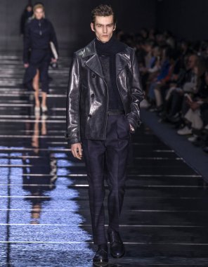 New York, New York - 13 Şubat 2019: manken patron sonbahar kış 2019 defile pist yürür