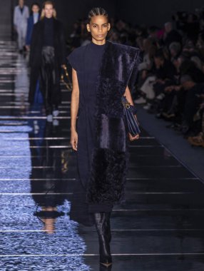 New York, New York - 13 Şubat 2019: manken patron sonbahar kış 2019 defile pist yürür