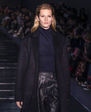 New York, New York - 13 Şubat 2019: manken patron sonbahar kış 2019 defile pist yürür