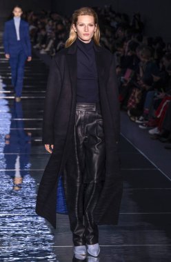 New York, New York - 13 Şubat 2019: manken patron sonbahar kış 2019 defile pist yürür