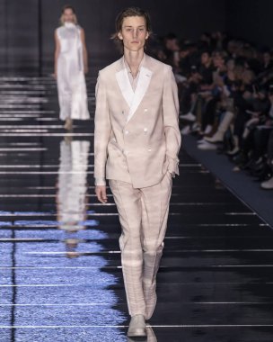 New York, New York - 13 Şubat 2019: manken patron sonbahar kış 2019 defile pist yürür