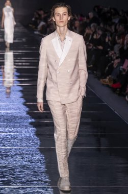 New York, New York - 13 Şubat 2019: manken patron sonbahar kış 2019 defile pist yürür