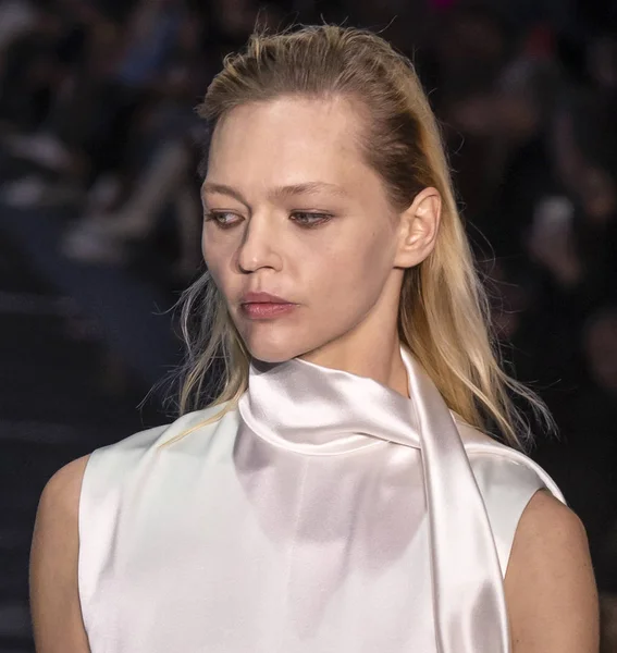 Nueva York Nueva York Febrero 2019 Sasha Pivovarova Camina Por —  Fotos de Stock