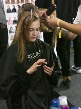 New York, Ny - 13 Şubat 2019: Manken sahne arkasında patron sonbahar kış 2019 Defile sırasında New York moda haftası için hazırlar.