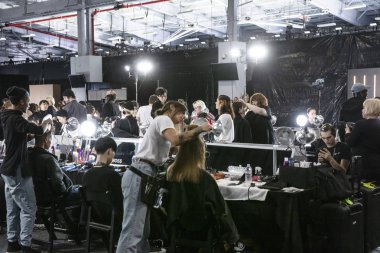 New York, Ny - 13 Şubat 2019: Manken sahne arkasında patron sonbahar kış 2019 Defile sırasında New York moda haftası için hazırlar.