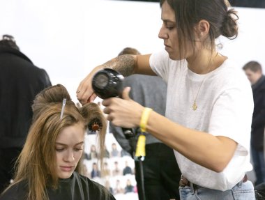 New York, Ny - 13 Şubat 2019: Manken sahne arkasında patron sonbahar kış 2019 Defile sırasında New York moda haftası için hazırlar.