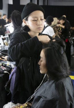 New York, Ny - 13 Şubat 2019: Manken sahne arkasında patron sonbahar kış 2019 Defile sırasında New York moda haftası için hazırlar.