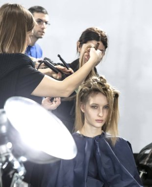 New York, Ny - 13 Şubat 2019: Manken sahne arkasında patron sonbahar kış 2019 Defile sırasında New York moda haftası için hazırlar.