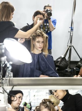 New York, Ny - 13 Şubat 2019: Manken sahne arkasında patron sonbahar kış 2019 Defile sırasında New York moda haftası için hazırlar.