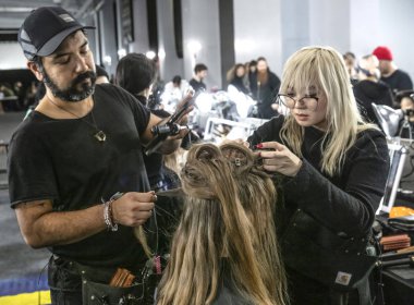 New York, Ny - 13 Şubat 2019: Manken sahne arkasında patron sonbahar kış 2019 Defile sırasında New York moda haftası için hazırlar.
