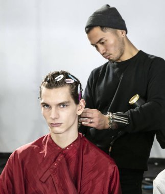 New York, Ny - 13 Şubat 2019: Manken sahne arkasında patron sonbahar kış 2019 Defile sırasında New York moda haftası için hazırlar.