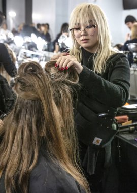 New York, Ny - 13 Şubat 2019: Manken sahne arkasında patron sonbahar kış 2019 Defile sırasında New York moda haftası için hazırlar.