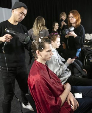 New York, Ny - 13 Şubat 2019: Manken sahne arkasında patron sonbahar kış 2019 Defile sırasında New York moda haftası için hazırlar.