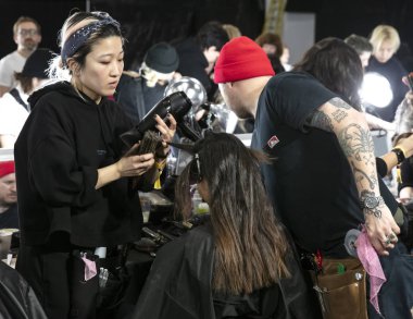 New York, Ny - 13 Şubat 2019: Manken sahne arkasında patron sonbahar kış 2019 Defile sırasında New York moda haftası için hazırlar.