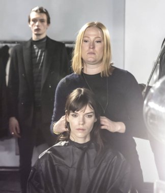 New York, Ny - 13 Şubat 2019: Manken sahne arkasında patron sonbahar kış 2019 Defile sırasında New York moda haftası için hazırlar.