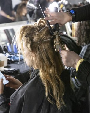 New York, Ny - 13 Şubat 2019: Manken sahne arkasında patron sonbahar kış 2019 Defile sırasında New York moda haftası için hazırlar.