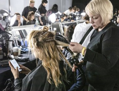 New York, Ny - 13 Şubat 2019: Manken sahne arkasında patron sonbahar kış 2019 Defile sırasında New York moda haftası için hazırlar.