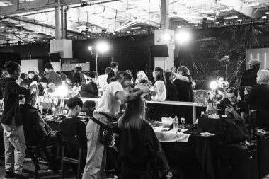 New York, Ny - 13 Şubat 2019: Manken sahne arkasında patron sonbahar kış 2019 Defile sırasında New York moda haftası için hazırlar.