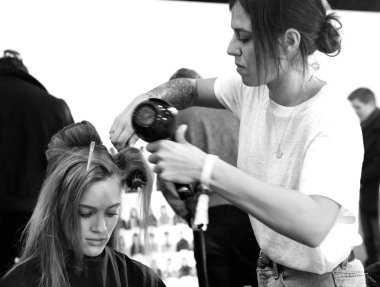 New York, Ny - 13 Şubat 2019: Manken sahne arkasında patron sonbahar kış 2019 Defile sırasında New York moda haftası için hazırlar.