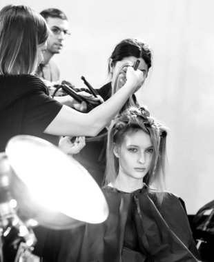 New York, Ny - 13 Şubat 2019: Manken sahne arkasında patron sonbahar kış 2019 Defile sırasında New York moda haftası için hazırlar.