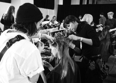 New York, Ny - 13 Şubat 2019: Manken sahne arkasında patron sonbahar kış 2019 Defile sırasında New York moda haftası için hazırlar.