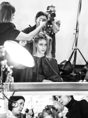 New York, Ny - 13 Şubat 2019: Manken sahne arkasında patron sonbahar kış 2019 Defile sırasında New York moda haftası için hazırlar.