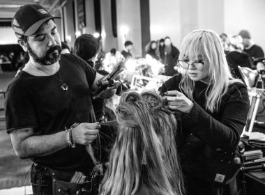 New York, Ny - 13 Şubat 2019: Manken sahne arkasında patron sonbahar kış 2019 Defile sırasında New York moda haftası için hazırlar.