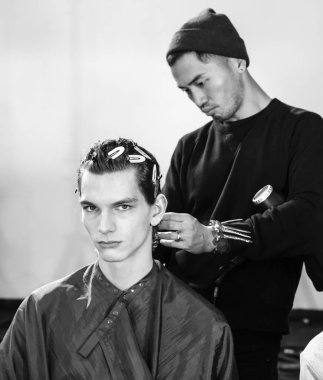 New York, Ny - 13 Şubat 2019: Manken sahne arkasında patron sonbahar kış 2019 Defile sırasında New York moda haftası için hazırlar.