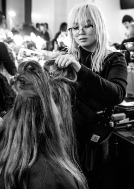 New York, Ny - 13 Şubat 2019: Manken sahne arkasında patron sonbahar kış 2019 Defile sırasında New York moda haftası için hazırlar.